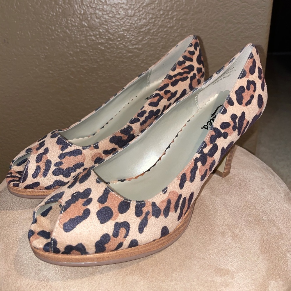 Candies cheetah print peep toe heel 8.5